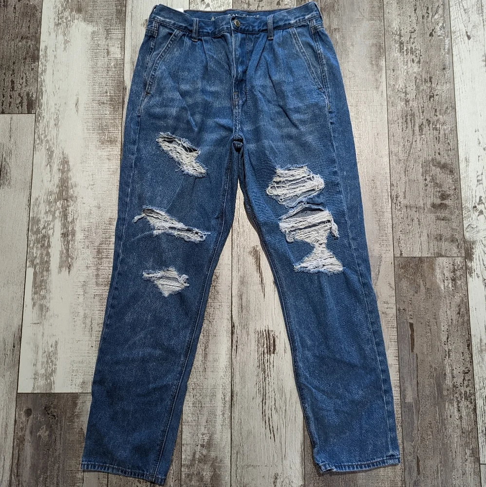 American eagle mom jeans with distressing‎ size 10 short